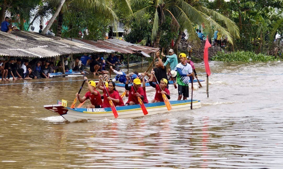 A pair of boats neck-and-neck at the finish line. (Photo: VNA)
