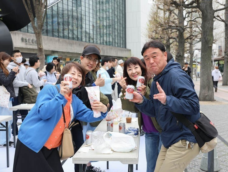 Japanese tourists enjoy Vietnamese beer at the Vietnam Festival held at Ikebukuro Park in Japan, April 6, 2024. (Photo: VNA)
