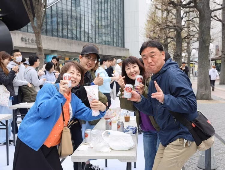 Japanese tourists enjoy Vietnamese beer at the Vietnam Festival held at Ikebukuro Park in Japan, April 6, 2024. (Photo: VNA)