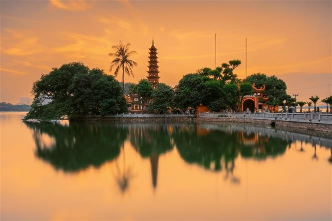 Tran Quoc Pagoda at sunset on an autumn afternoon. (Photo: VNA)