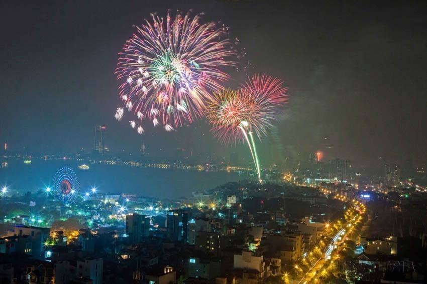 Fireworks light up Hanoi’s night sky celebrating the National Day. (Photo: VNA)