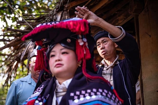The matchmaker performs a blessing ritual, bowing six times to pray for the bride’s good health on her way to her husband’s home. (Photo: VNA)