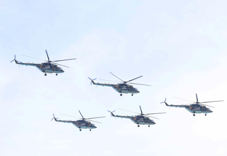 Kazakhstani Air Force performs at the parade. (Photo: VNA)