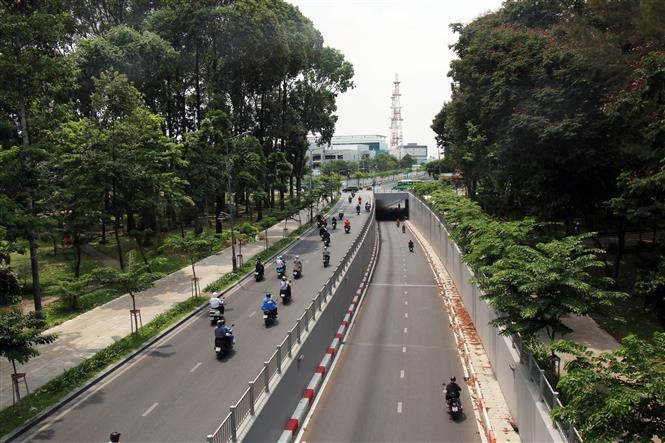 The Phan Thuc Duyen underpass, part of the Tran Quoc Hoan – Cong Hoa road project, is completed during the 2020–2025 term, easing traffic to and from Tan Son Nhat International Airport. (Photo: VNA)