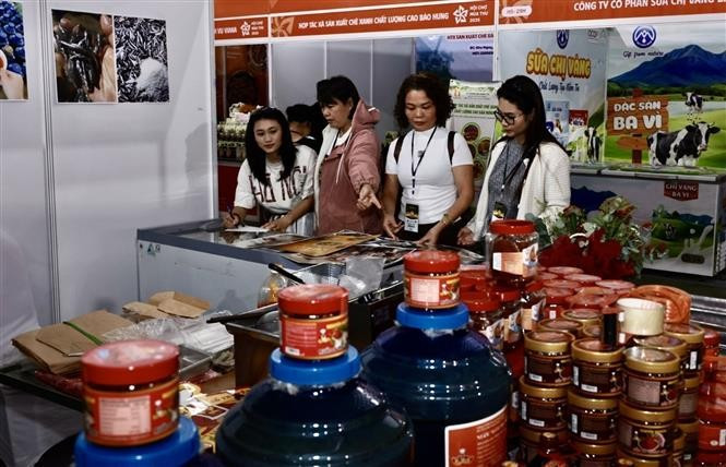 Visitors shopping at the fair. (Photo: VNA)