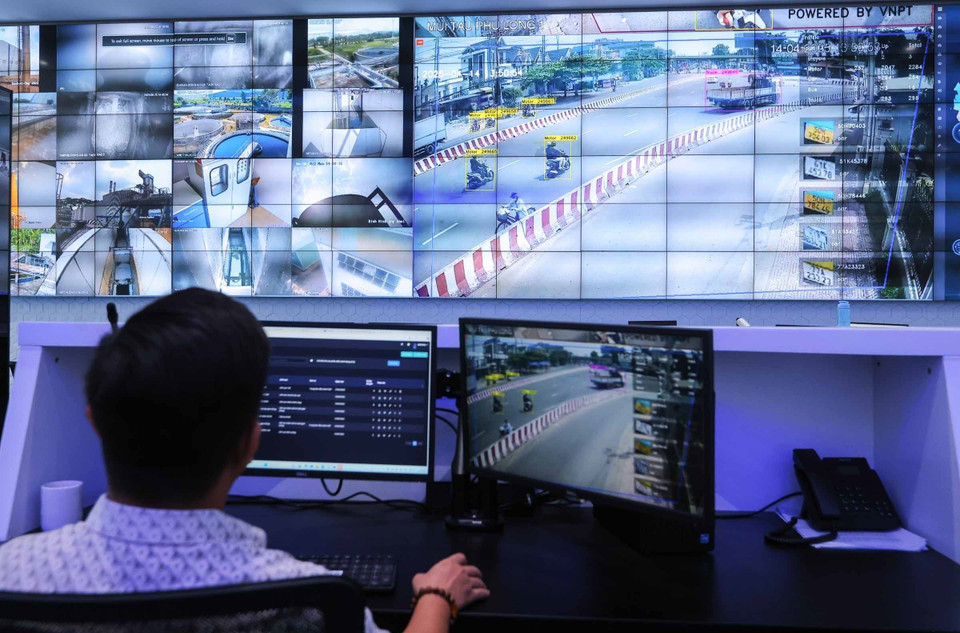 The Intelligent Operation Center (IOC) of Binh Duong Province carries out various functions, including socio-economic data analysis, monitoring the efficiency of local government operations and public services, managing and addressing traffic violations, among others. (Photo: VNA)