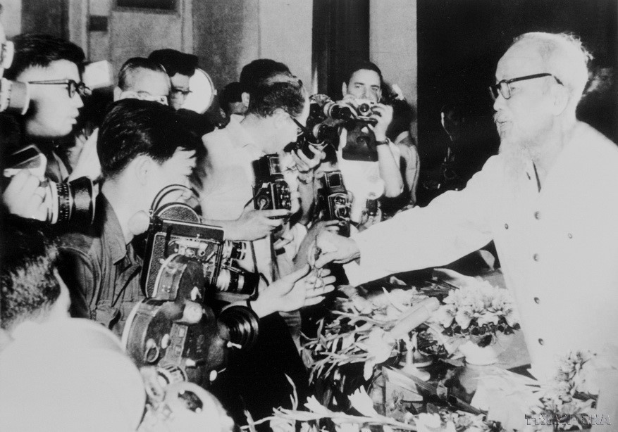 Throughout his life, President Ho Chi Minh pays great attention to journalism and press activities. In the photo: President Ho Chi Minh meets with journalists from domestic and international media in Hanoi in May 1968. (Photo: VNA)