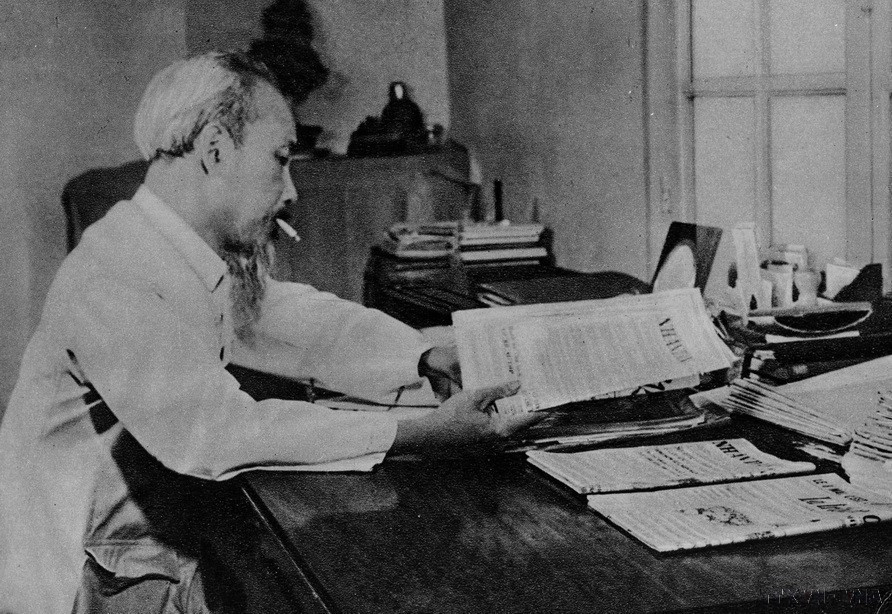 President Ho Chi Minh reads newspapers at the Presidential Palace in the early days of peace in 1954. (Photo: VNA)