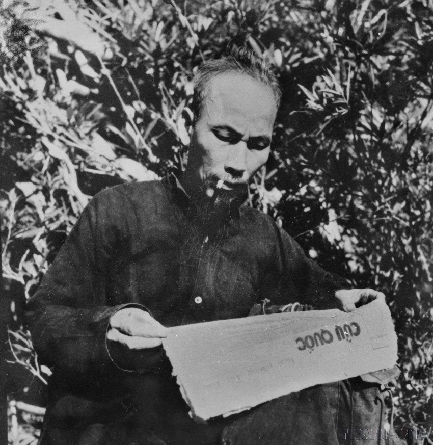 President Ho Chi Minh maintains a serious habit of reading newspapers, even during the busy times of the resistance war against French colonialists. (Photo: VNA)