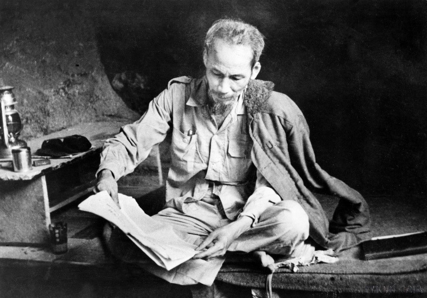 President Ho Chi Minh maintains a serious habit of reading newspapers, even during the busy times of the resistance war against French colonialists. (Photo: VNA)