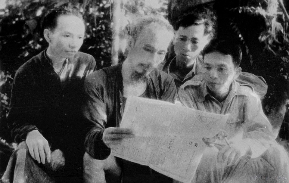 President Ho Chi Minh, along with his comrades Truong Chinh, Le Duc Tho, and Vo Nguyen Giap, read newspapers at the ATK (Safe Zone) in Thai Nguyen, 1947. (Photo: VNA Archives)