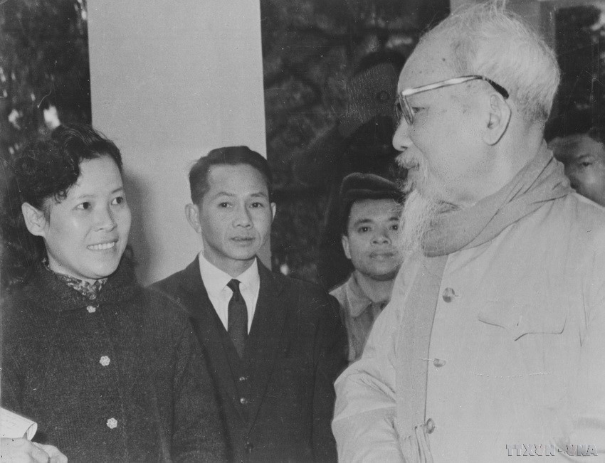 President Ho Chi Minh gives advice to female reporter Tue Oanh from the Vietnam News Agency who covers the 3rd National Assembly election (April 26, 1964). (Photo: VNA)