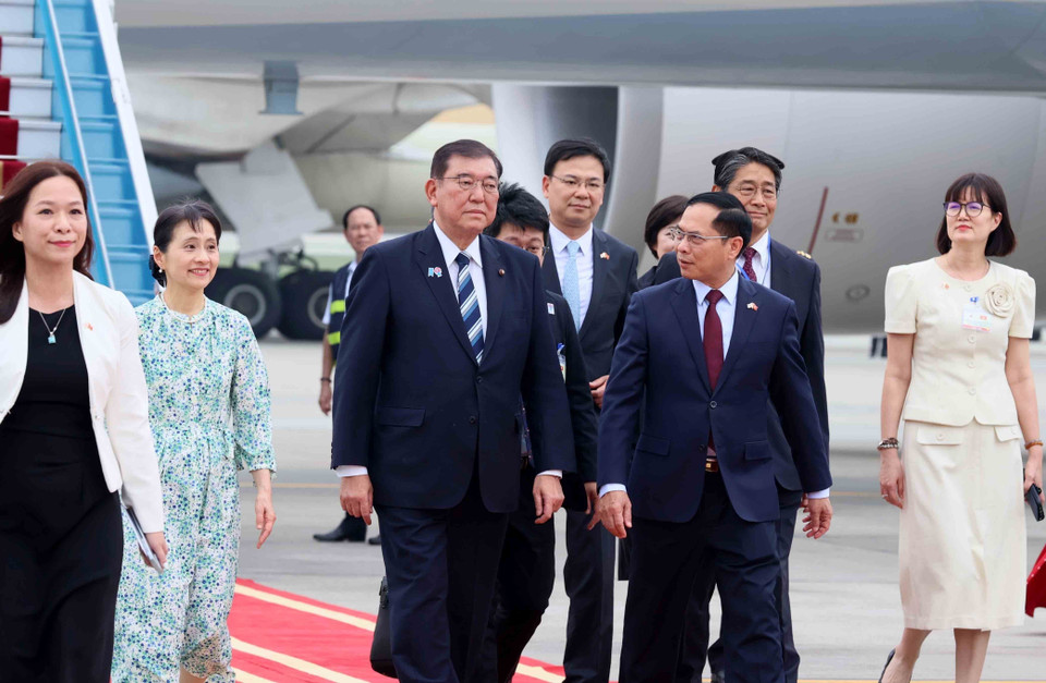 Deputy Prime Minister and Minister of Foreign Affairs Bui Thanh Son welcomes Japanese Prime Minister Ishiba Shigeru and his spouse at Noi Bai International Airport. (Photo: VNA)