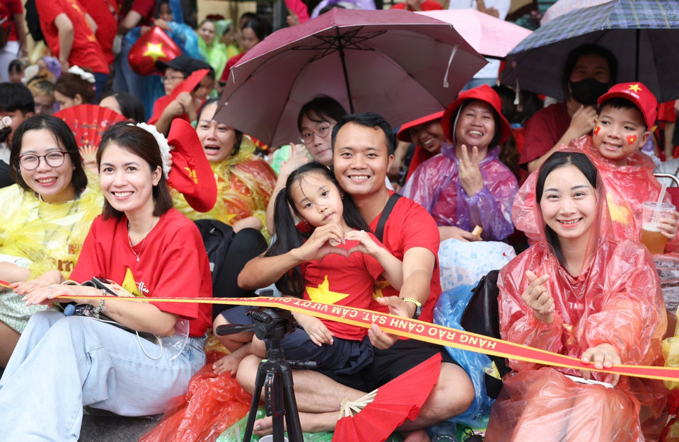 Joy is evident on the faces of the people as they have the chance to witness the rehearsal for the grand celebration. (Photo: VNA)