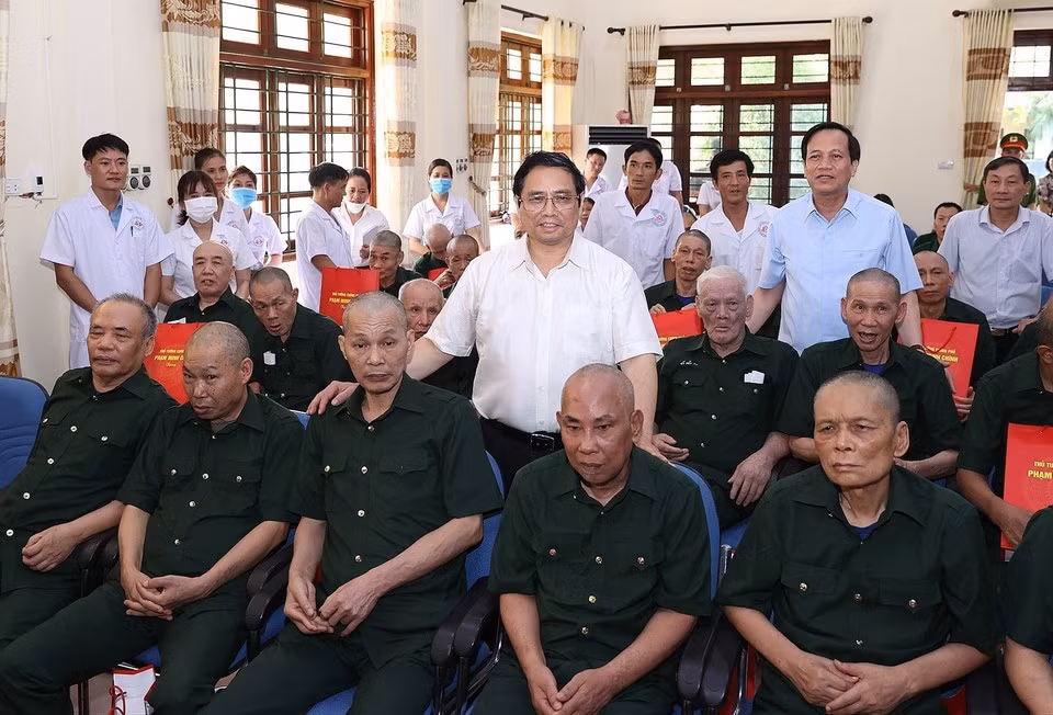 Prime Minister Pham Minh Chinh visits and encourages wounded and sick soldiers at the Kim Bang Nursing Centre on July 19, 2022. (Photo: VNA)