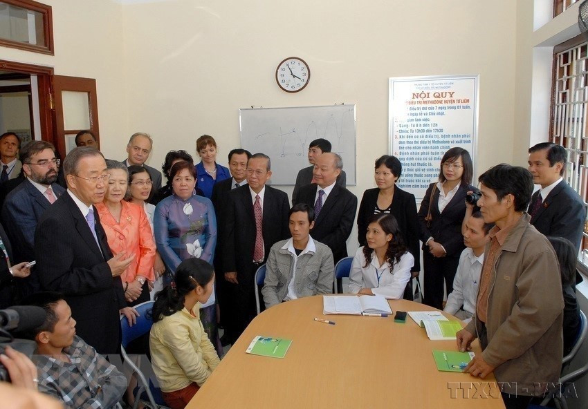 UN Secretary-General Ban Ki-moon visits a project on HIV care, protection and prevention at Tu Liem District Medical Centre, Hanoi, October 29, 2010. (Photo: VNA)