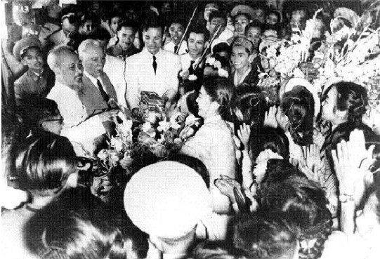 Not only the first Foreign Minister, President Ho Chi Minh also lays the foundations for modern Vietnamese diplomacy. In photo: President Ho Chi Minh and Hanoi citizens welcome Kliment Voroshilov, Chairman of the Presidium of the Supreme Soviet of the USSR, on his visit to Vietnam, May 20, 1957. (Photo: VNA)