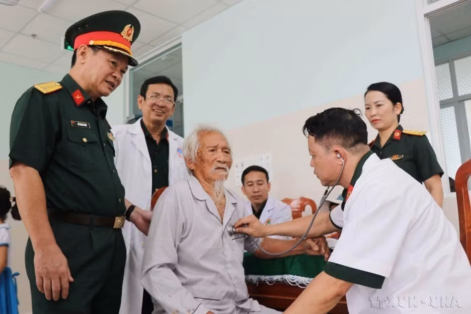 The Committee for Population, Family and Children in coordination with the Ministry of National Defence provide free health checkups, consultations, and medicines for children, the elderly, policy beneficiaries, and disadvantaged households in Ly Son island, Quang Ngai province. (Photo: VNA)