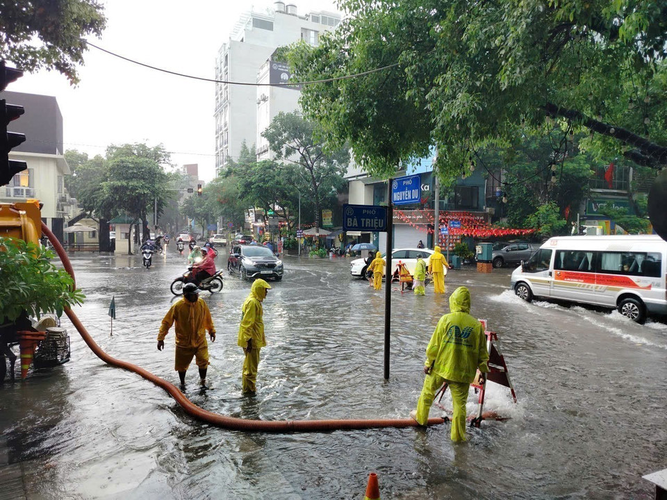 Functional units working hard to drain floodwater during heavy rain. (Photo: VNA)
