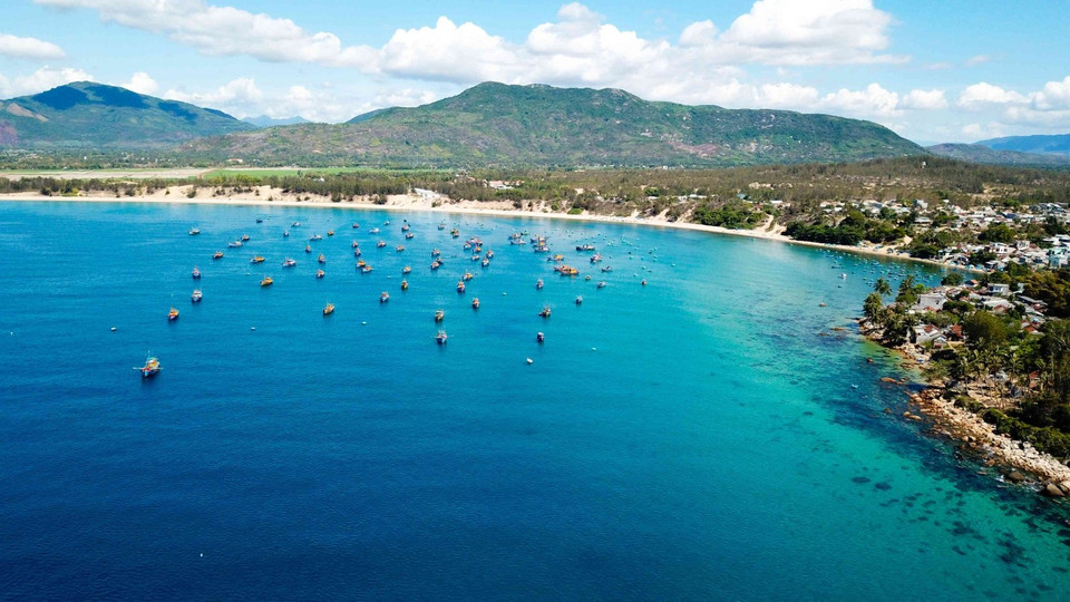 A corner of the beach where boats are moored, seen from Vi Rong Cape. (Photo: Thanh Trung/Vietnamtourism)