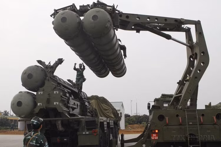 The Missile Force has received major investment from the Party and State to advance directly towards modernisation, including the deployment of the advanced S-300 air defence missile system, always ready to firmly defend national airspace, maritime zones, and islands. (Photo: VNA)