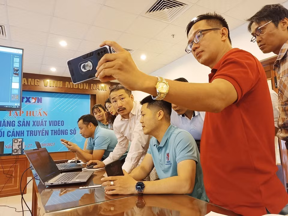 The development of the internet, smart phones and other smart electronic devices, and people's increasing demand for technology, have opened up a new trend in journalism for the Vietnamese press and media. In the photo: VNA reporters discuss how to make videos using mobile phones at the course “Video production skills in the context of digital media” held in Da Nang city. (Photo: VNA)