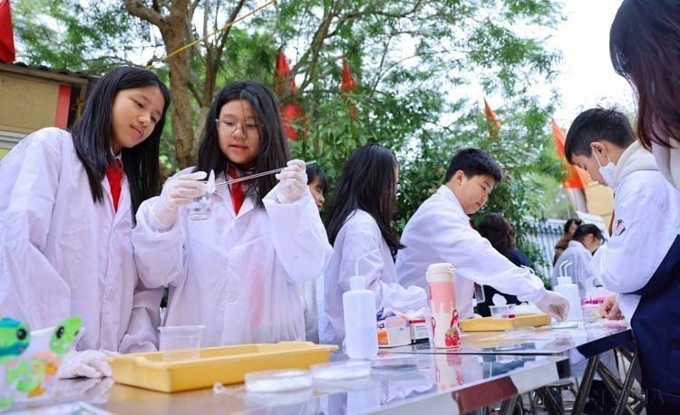 The experience and creativity area of Trung Vuong Secondary School (Hanoi) at the Information Technology - STEM Festival for the 2023-2024 school year, with the theme "Promoting digital transformation and STEM education towards smart education". (Photo: VNA)