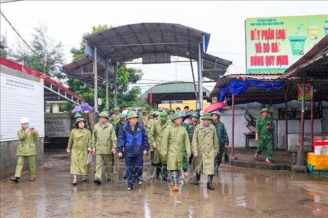 Deputy Prime Minister Tran Hong Ha inspects storm preparedness efforts in Hai Phong city. (Photo: VNA)