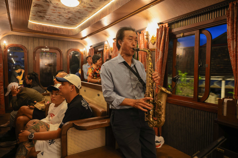 Saxophonist Phan Kim delivers tender melodies set against the poetic backdrop of “Da Lat at sunset”. (Photo: VNA)