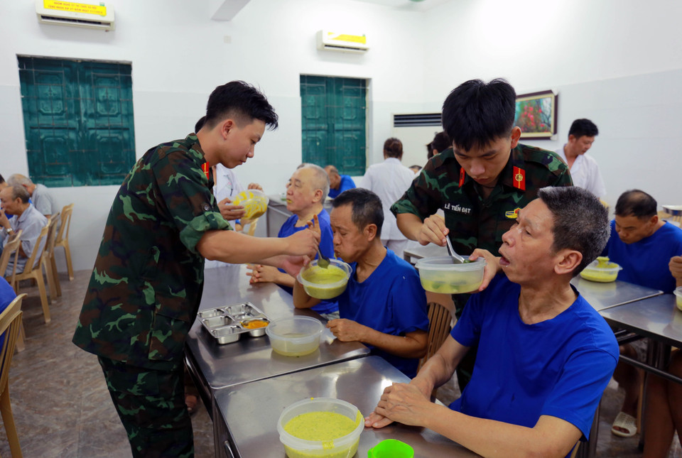 Alongside the center’s staff, many volunteers assist in caring for wounded and sick soldiers in the nursing center. (Photo: VNA)