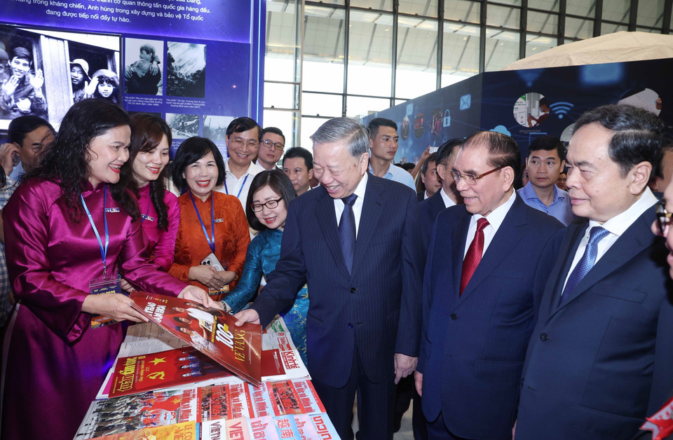 Party General Secretary To Lam, former Party General Secretary Nong Duc Manh, and National Assembly Chairman Tran Thanh Man with delegates visiting the VNA exhibition space at the celebration of the 100th anniversary of Vietnam Revolutionary Press Day (June 21, 2025). (Photo: VNA)