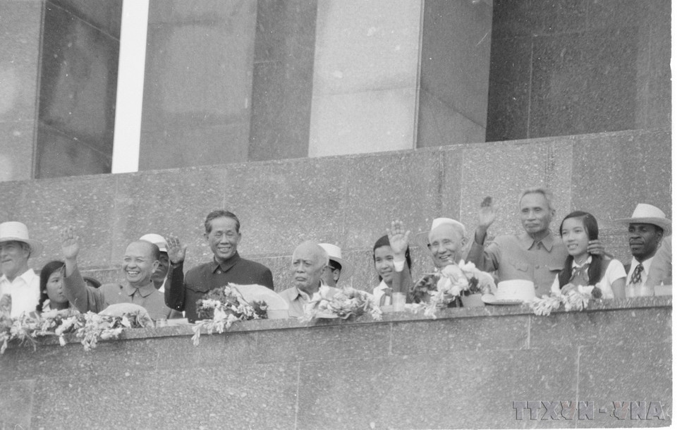 Party and State leaders greet marching contingents as they are passing the grandstand. (Photo: VNA)