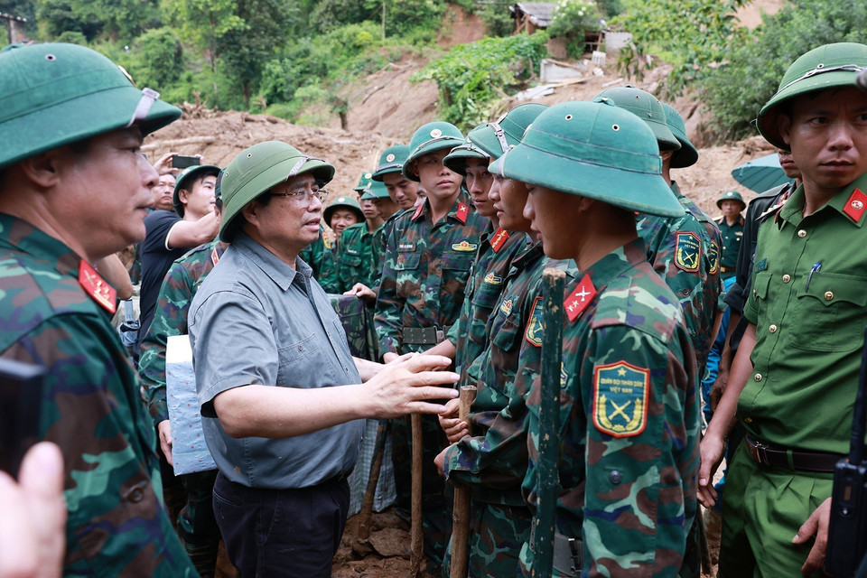 Prime Minister Pham Minh Chinh encourages forces involved in post-flood recovery efforts in Xa Dung commune, Dien Bien province. (Photo: VNA)
