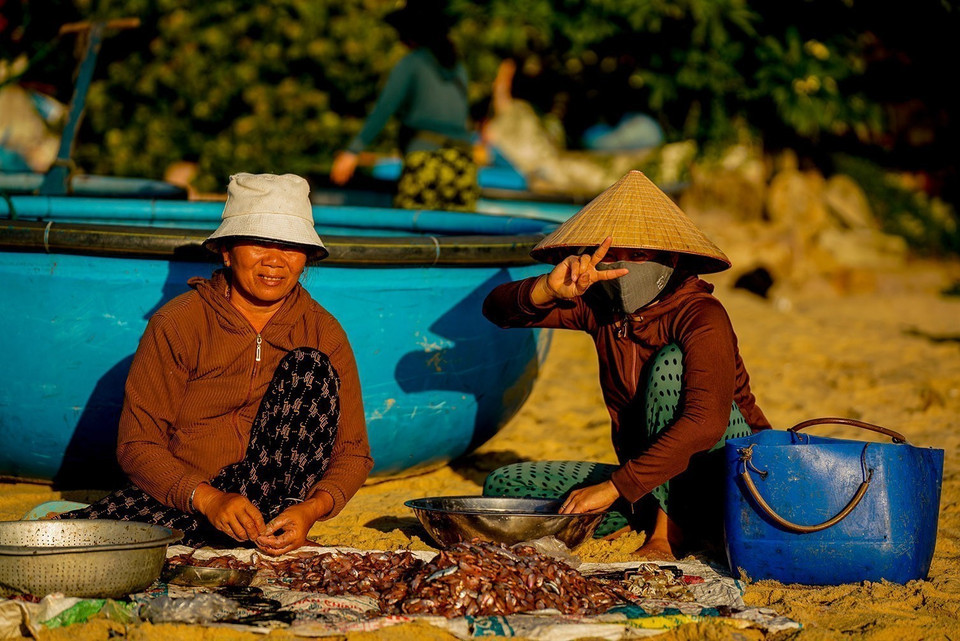 Villagers are friendly and eager to share stories and experiences from life at sea. (Photo: VNA)