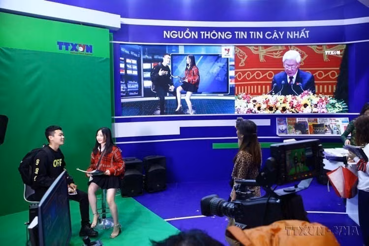 The VNA's booth at the 2019 National Press Festival, with the theme: “The most reliable source of information”, introducing information products of all types such as text news, photo news, television, graphics, mega, published on bulletins, printed newspapers, electronic newspapers, television and multimedia. (Photo: VNA)