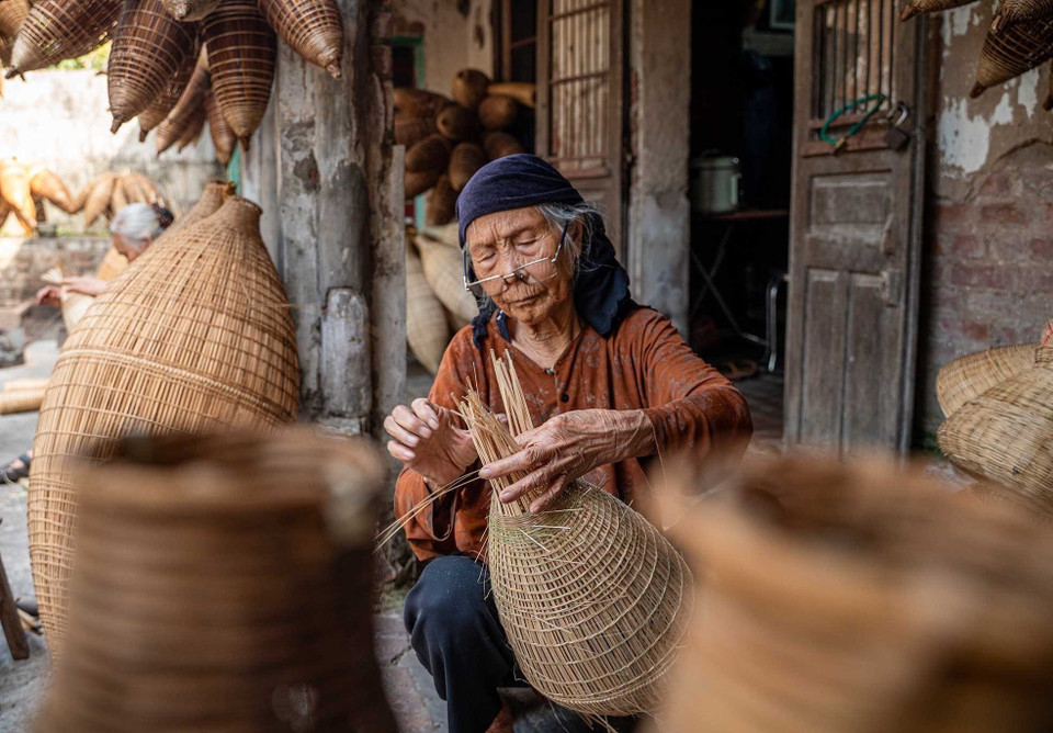 Weaving bamboo traps and baskets involves intricate, time-consuming techniques. (Photo: VNA)