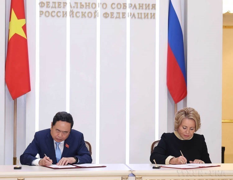 Chairman of the National Assembly Tran Thanh Man and Speaker of the Federation Council of the Federal Assembly of the Russian Federation Valentina Ivanovna Matvienko sign a cooperation agreement between the two legislative bodies (Moscow, September 9, 2024). (Photo: VNA)