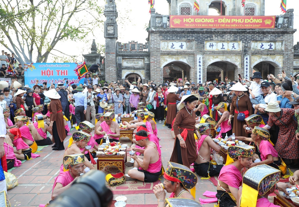 This year, the festival is held on May 6 (the 9th day of the fourth lunar month). In photo: The troop-feeding ritual in the courtyard of the temple. (Photo: VNA)