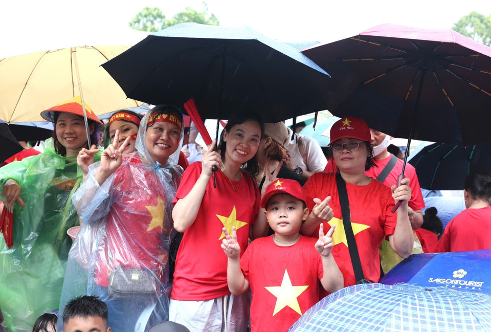 Despite the unstable weather with both rain and sunshine, Hanoi residents gathered early to watch the second grand rehearsal of the parade in preparation for the A80 celebration. (Photo: VNA)