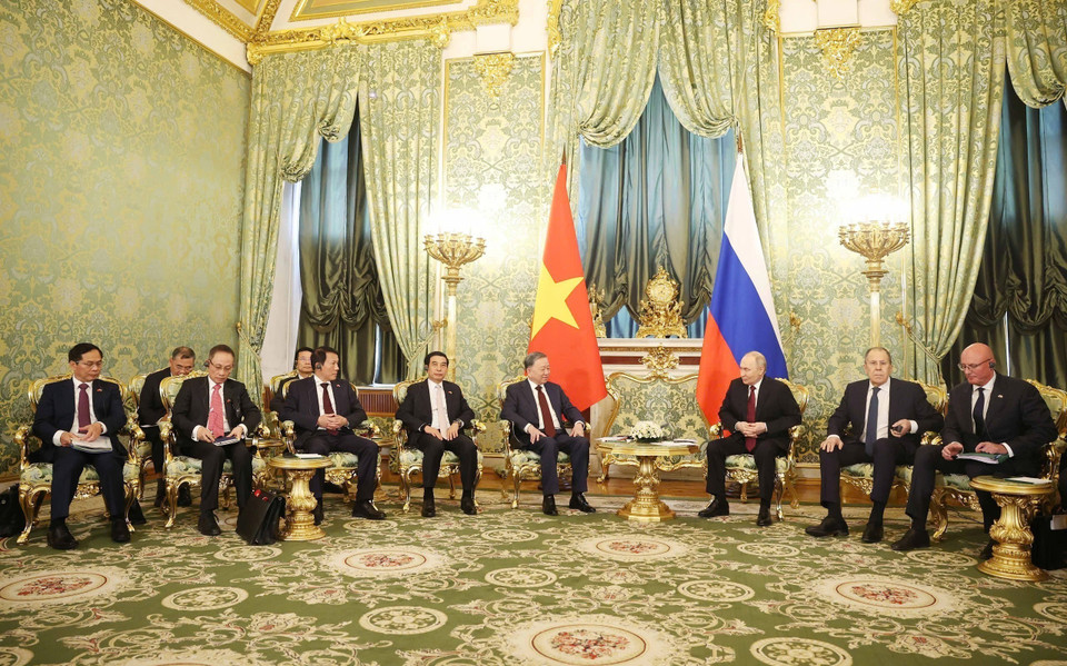Party General Secretary To Lam holds a brief meeting with Russian President Vladimir Putin at the Kremlin. (Photo: VNA)