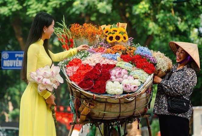 Street flower vendors are among the most distinctive sights of Hanoi’s autumn. (Photo: VNA)