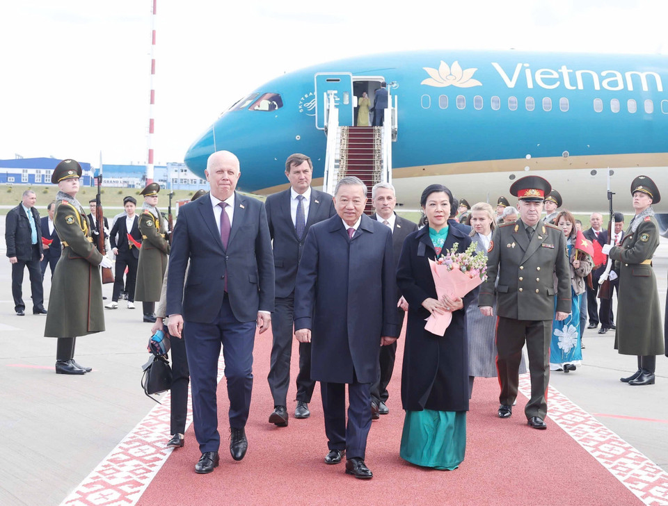 General Secretary To Lam and his spouse arrive in Minsk, beginning a State visit to the Republic of Belarus. (Photo: VNA)