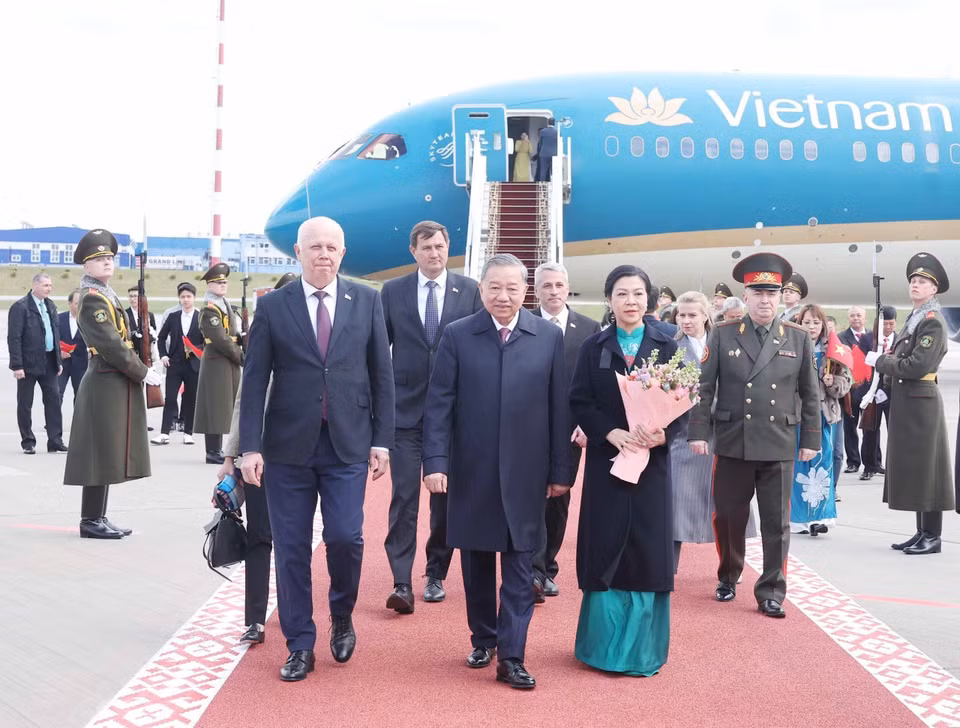 General Secretary To Lam and his spouse arrive in Minsk, beginning a State visit to the Republic of Belarus. (Photo: VNA)