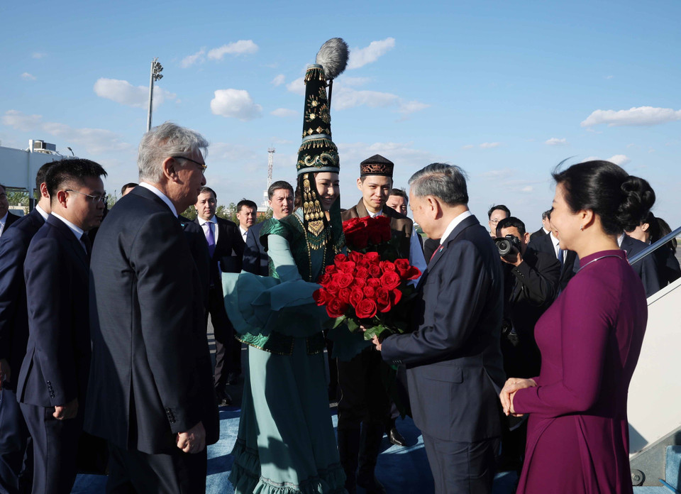 President of Kazakhstan Kassym-Jomart Tokayev welcomes Party General Secretary To Lam and his spouse. (Photo: VNA)