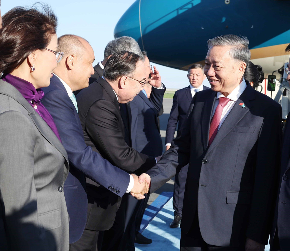 Kazakh officials welcome Party General Secretary To Lam and his spouse at Nursultan Nazarbayev International Airport in Astana. (Photo: VNA)