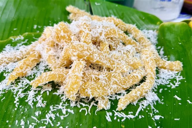 Cassava silk worm-shaped cake made from grated cassava mixed with coconut milk, sugar, and tapioca starch. (Photo: VNA)