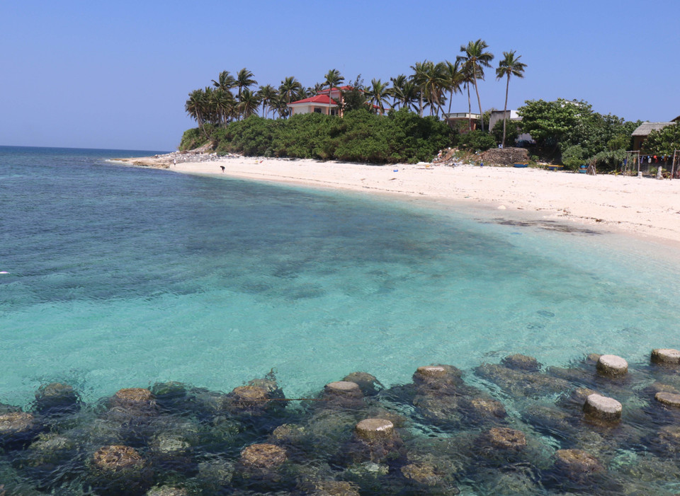 A beach with clear blue water on Be Island. (Photo: VNA)