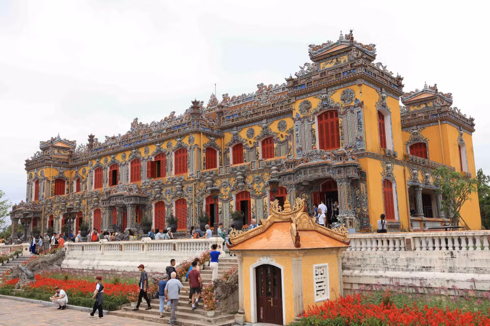 Tourists visiting the Kien Trung Palace within the Hue Imperial City. (Photo: VNA)