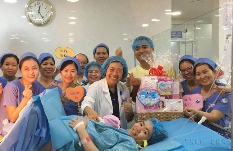 Leaders and doctors at Tu Du Hospital congratulate the first newborn of 2020. (Photo: VNA)