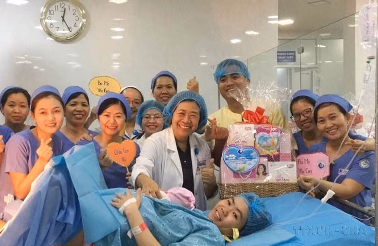 Leaders and doctors at Tu Du Hospital congratulate the first newborn of 2020. (Photo: VNA)
